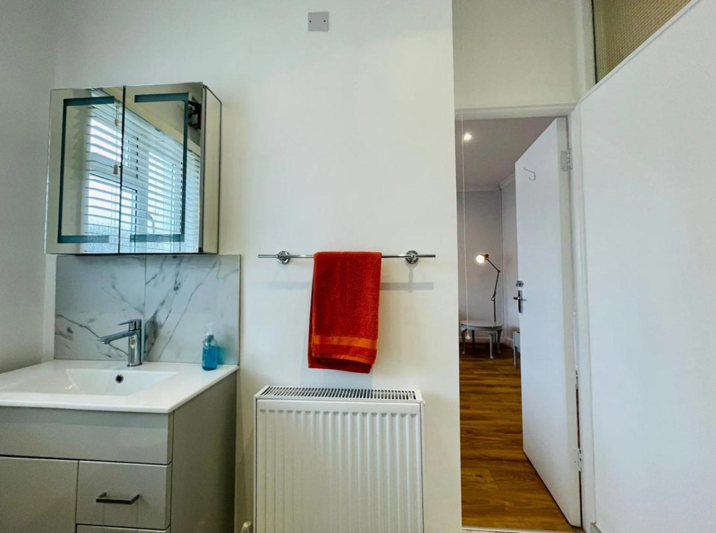 Flat In The Heart Of Leigh On Sea Less Than 2 Miles From The Beach Southend-on-Sea Exterior photo