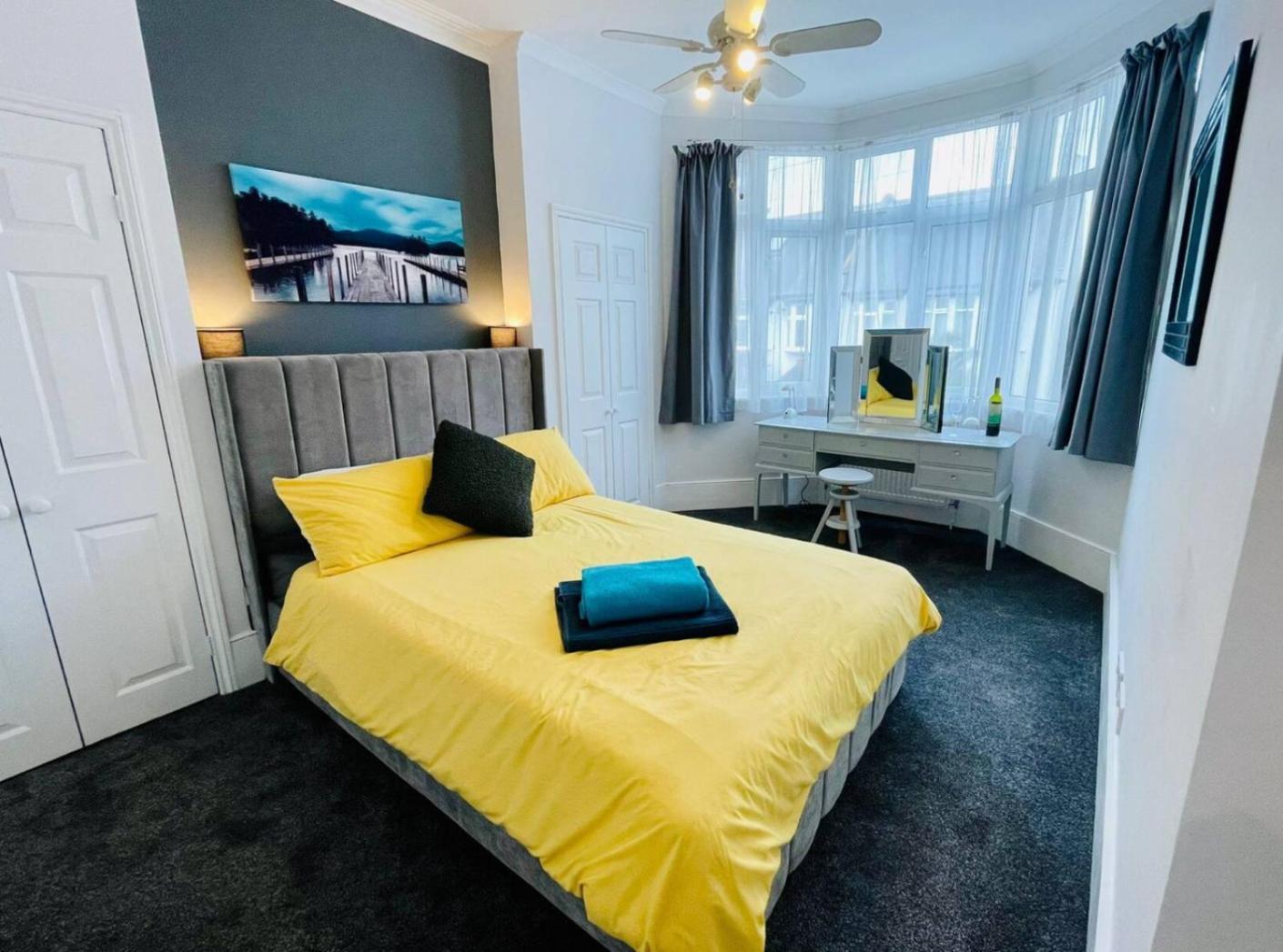 Flat In The Heart Of Leigh On Sea Less Than 2 Miles From The Beach Southend-on-Sea Exterior photo